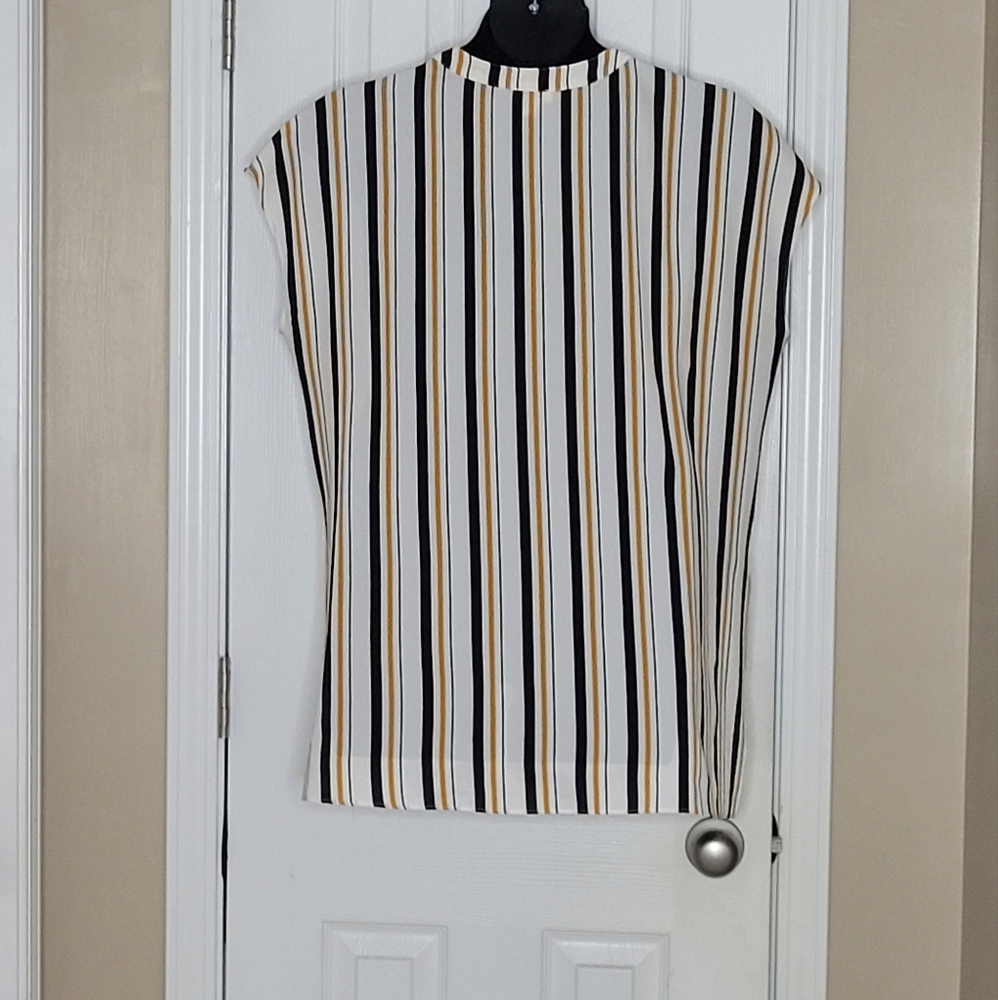 ❤️ 3/$10 High-Low Top - Picture 10 of 10